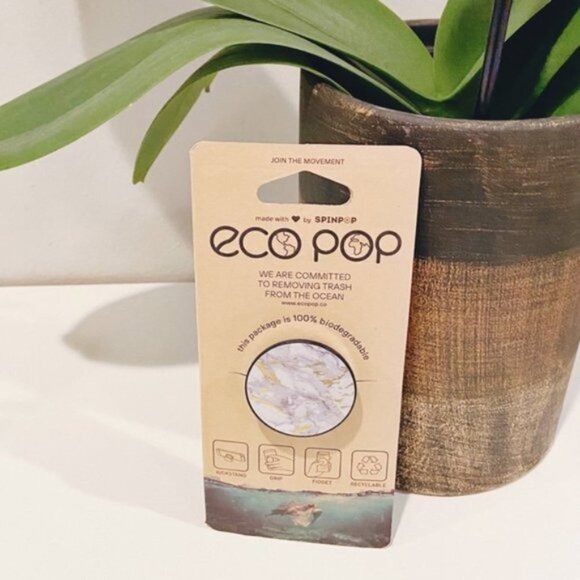 Accessories - NWT‎ gold and white marble phone grip